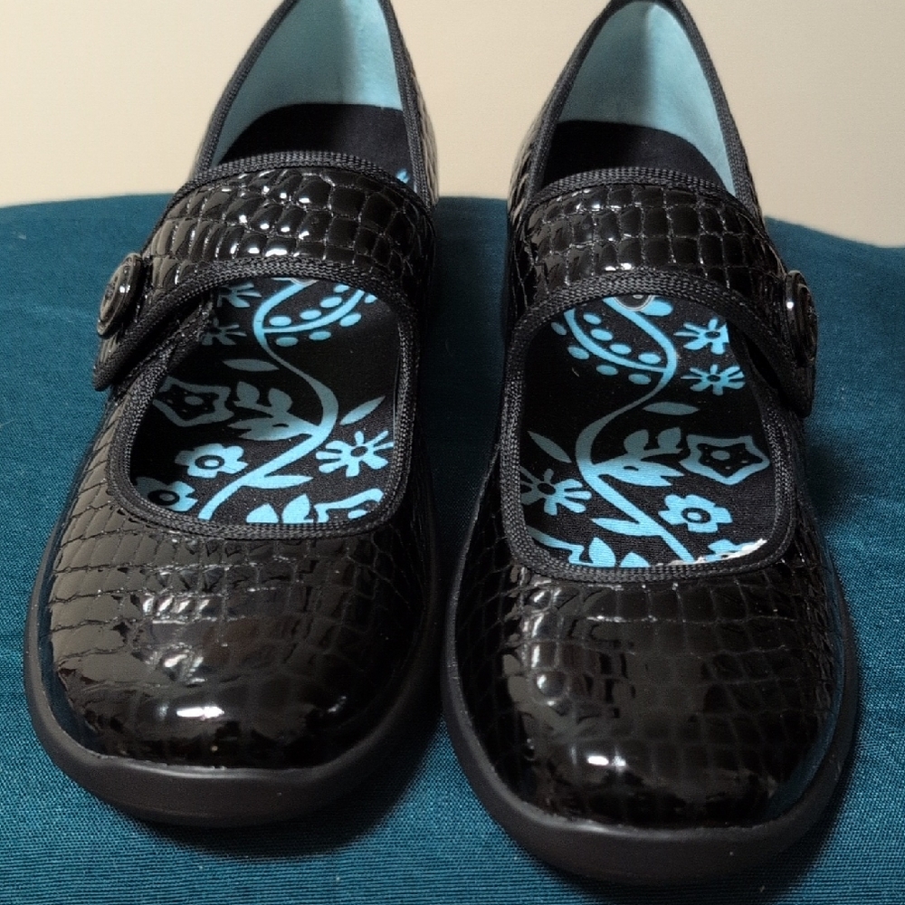 Aetrex Black Flats with Blue Accents